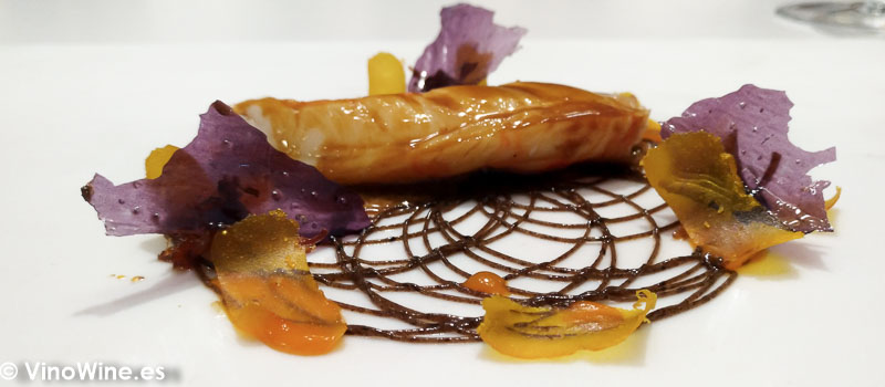 Cigala de tronco asada y reposada con su salsa bordalesa mantequilla de ajos negros kimchi casero y salsa Xo Causa gnocchis de patata violeta en Restaurante DiverXO de Madrid