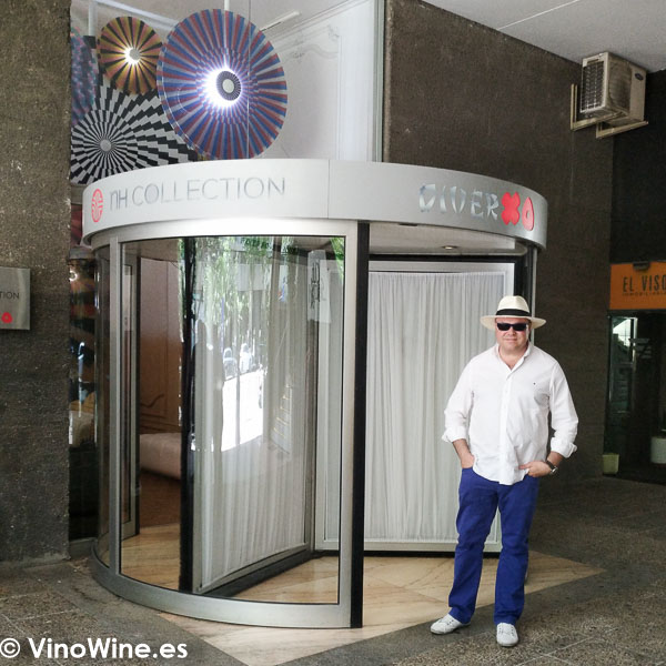 Jose Ruiz en el acceso de entrada al Restaurante DiverXO en Madrid