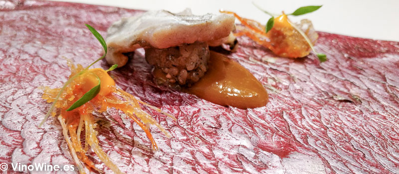 Niguiri cabezon de socarrat y cocotxa de pescadilla de pintxo a la brasa con bergamota y cremoso de paella de galeras del Restaurante DiverXO de Madrid