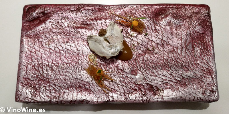 Niguiri cabezon de socarrat y cocotxa de pescadilla de pintxo a la brasa con bergamota y cremoso de paella de galeras del Restaurante DiverXO en Madrid