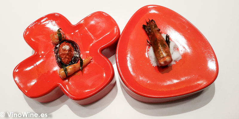 Spicy bolognesa de carabineros con gamba roja atemperada en la robata al palo cortado rocoto hojas de curry y karshi sumiso del Restaurante DiverXO en Madrid