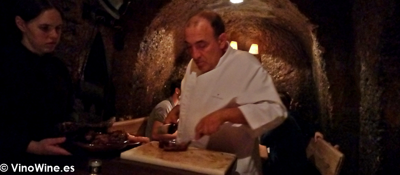 Jose Gordon trinchando el chuleton de buey de El Capricho de León Restaurante especialista en buey
