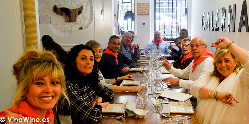 Foto de la mesa de los asistentes a la comida del Restaurante Galerna en San Sebastian