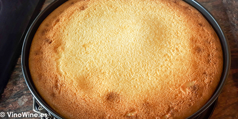 aspecto de la tarta de queso recien salida del horno