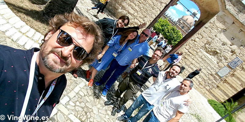 Selfie con Rocio Ruiz y Mario de Bodegas Urium en la puerta del Alcazar de Jerez donde se celebra Vinoble