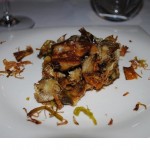 Alcachofas fritas con foie fresco y puerro crujiente