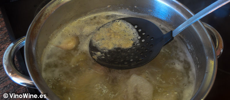 Espuma el caldo - receta arroz al horno