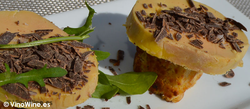 Foiegras de pato con coca de almendra a la plancha y virutas de chocolate de El Anchoa con cebolla tierna asada y turrón salado de El Pòsit