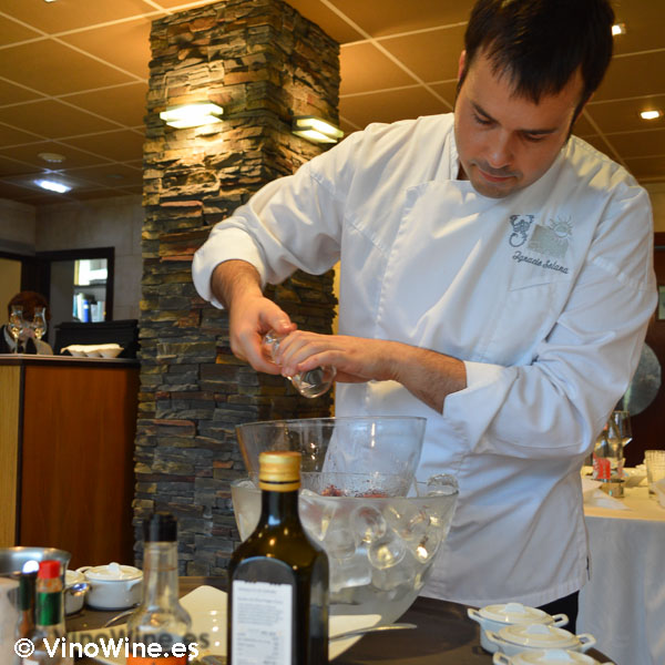 Ignacio Solana nos prepara el Steak Tartar en su restaurante de Ampuero Cantabria
