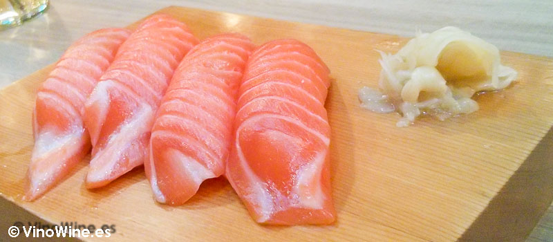 Nigiri de salmón de Mojimi en Martin&mary Sushi Bar en Valencia
