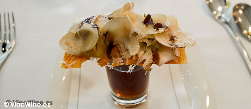 Focaccia de setas crudas foie y trufa con consome de L'Angle en Barcelona