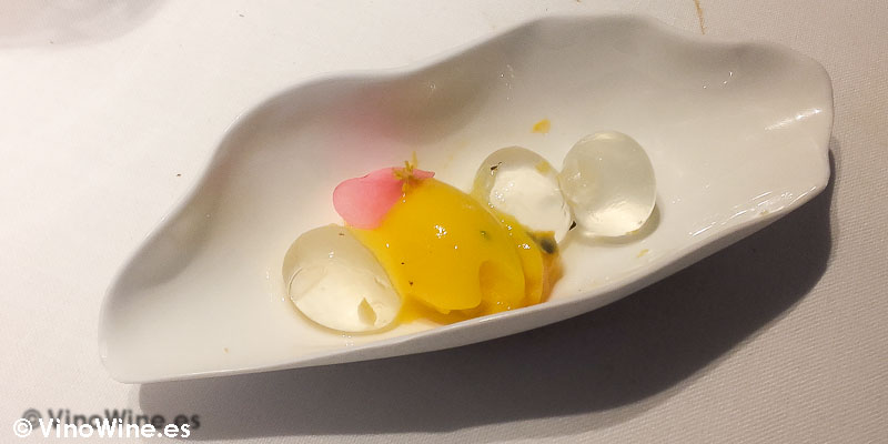 Burbujas de tónica con sorbete de mango y bayas de enebro de Restaurante L'ABaC en Barcelona