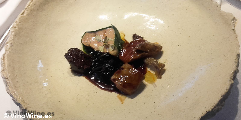 Carnes del pato asadas y guisadas con foie gras al vapor de setas de Restaurante L'ABaC en Barcelona