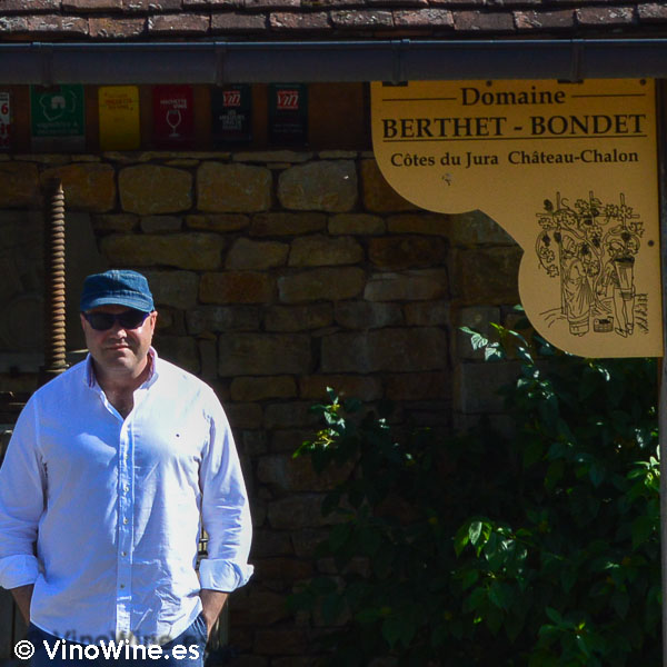 Jose Ruiz en la puerta de la Bodega Domaine Berhet Bondet en Jura Francia