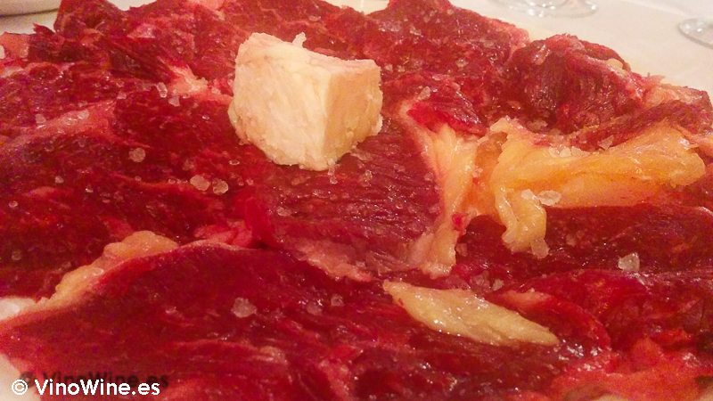 Carne de CABU a la piedra degustada en el Restaurante El Riscal de Segovia