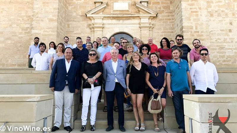 Foto de Familia a las puertas del Castillo de Montilla en el Encuentro Verema Montilla Moriles
