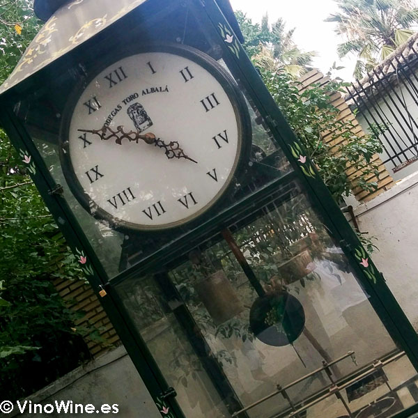 Reloj del jardín de la Bodega Toro Albala visitada en el Encuentro Verema Montilla Moriles