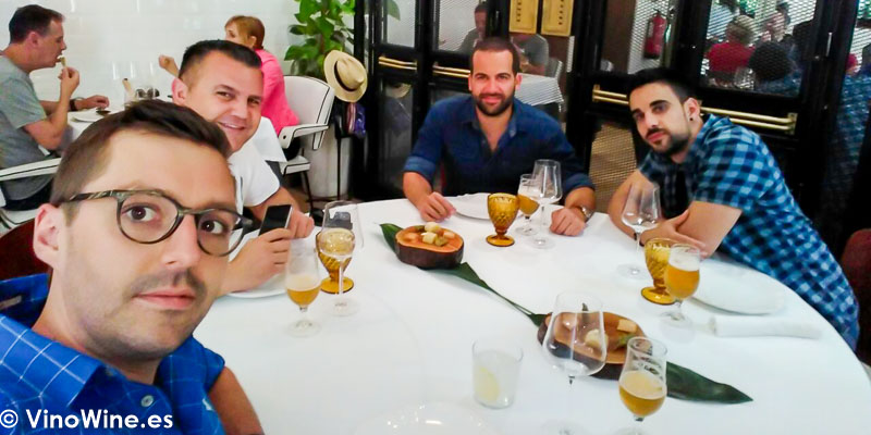 Grupo de amigos que disfrutamos del Restaurante La Candela de Madrid