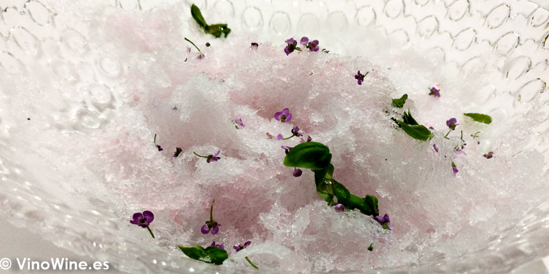 Algodon helado de moras violetas y albahaca del Restaurante DiverXO de Madrid
