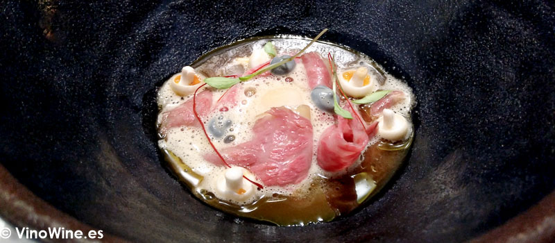 Cocido Pho Vietnamita de chuleta de vaca roja gallega madurada con enoki al wok y allioli de humo del Restaurante DiverXO de Madrid