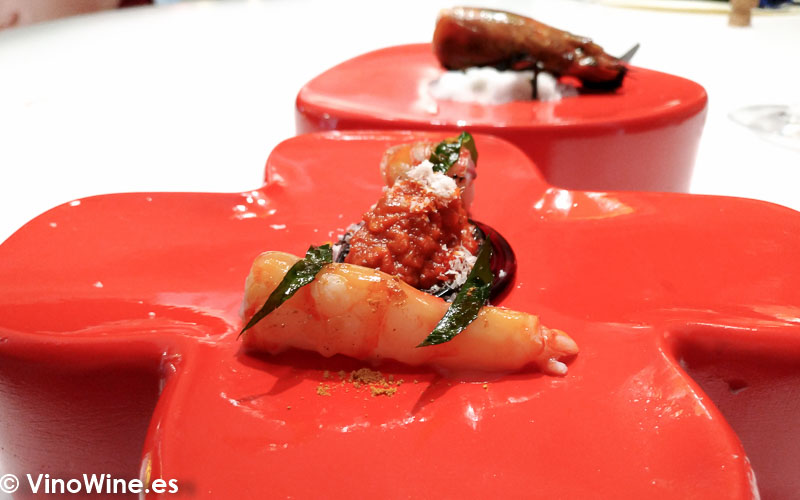 Spicy bolognesa de carabineros con gamba roja atemperada en la robata al palo cortado rocoto hojas de curry y karshi sumiso del Restaurante DiverXO de Madrid