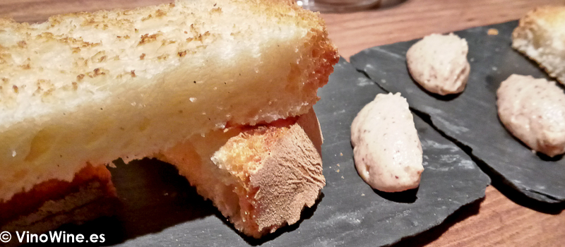 Pate de cecina con pan casero ligeramente tostado a la brasa en El Capricho de Leon Restaurante especialista en buey