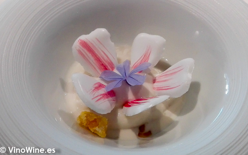Sopa de petalos blancos del Restaurante Quique Dacosta en Denia