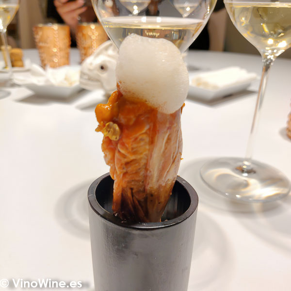 Cabeza de la gamba a la robata rellena de erizo de mar y aire de palo cortado del Restaurante Diverxo en Madrid