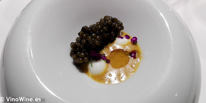 Caviar asado tandori con curri vindaloo y yogur griego del Restaurante Diverxo en Madrid