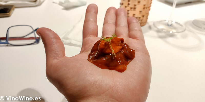 Erizo en la mano coral de gamba regaliz y ajo negro del Restaurante Diverxo en Madrid