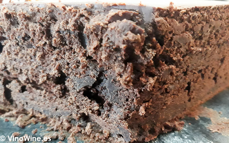 Interior de tarta mud cake de chocolate