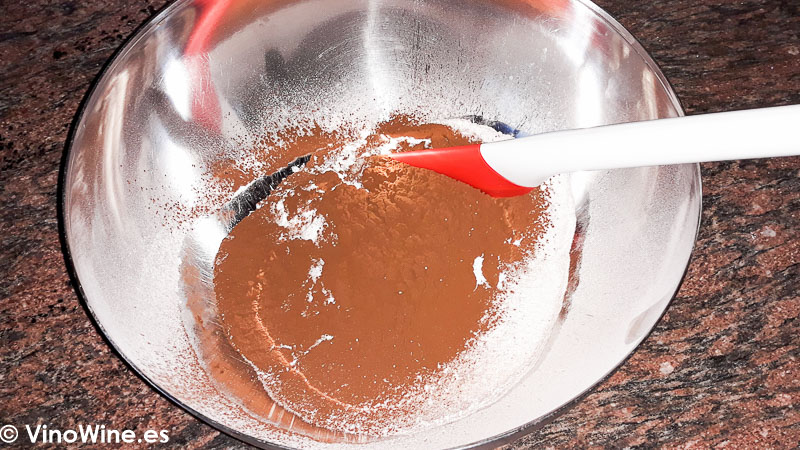 Mezclar harina, azucar, cacao y levadura para elaborar la tarta mud cake de chocolate