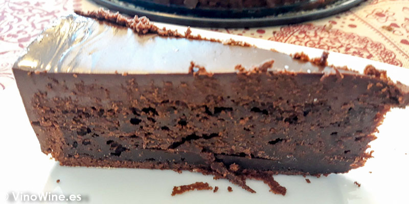 Porción de tarta mud cake de chocolate