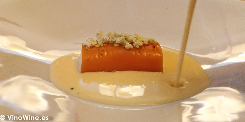 Canelón de mango relleno de queso y chocolate blanco con sopa de lemon gras del Restaurante Abantal en Sevilla