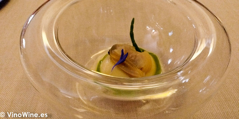 Microalgas con almeja y cremoso de coliflor del Restaurante Abantal en Sevilla