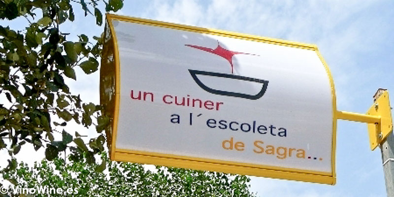 Cartel anuniador del restaurante Un Cuiner a la escoleta de Sagra