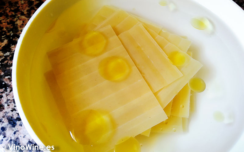 Placas de pasta a remojo para elaborar la Receta de lasagna de pescado de Toni Grimalt