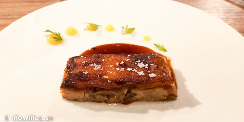 Cochinillo con salsa de calvados y chutney de manzana especiada del Restaurante Arrels en Sagunto