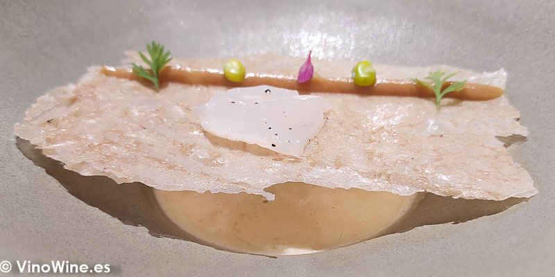 Jugo de pollo rostit su piel crujiente praline de ajo asado y sashimi de vieira del Restaurante Arrels en Sagunto