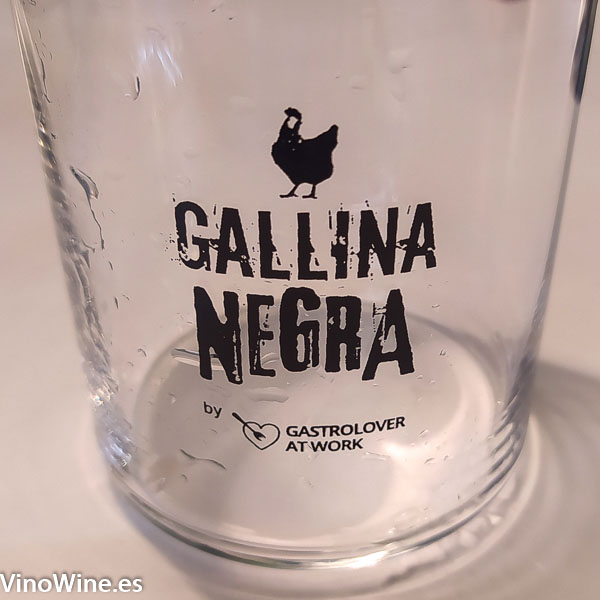 Detalle del vaso del Restaurante Gallina Negra de Valencia