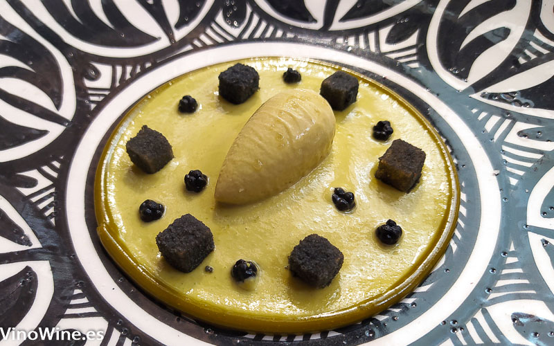 Karim de pistacho, caviar de arenque ahumado, manzana verde y pan negro