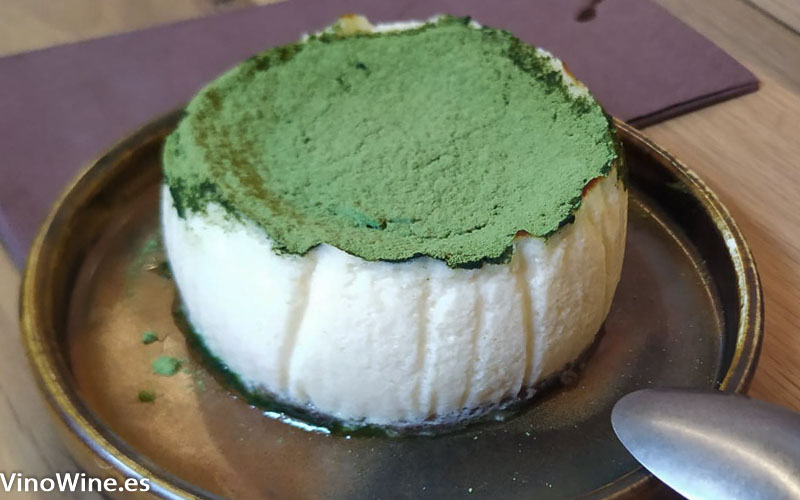 Tarta de queso ahumado con te verde degustada en el restaurante DIREKTE Boqueria de Barcelona